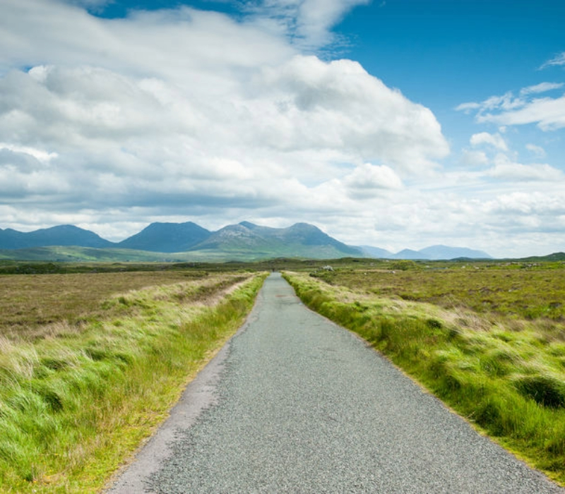 bere island image drive on road 800x700